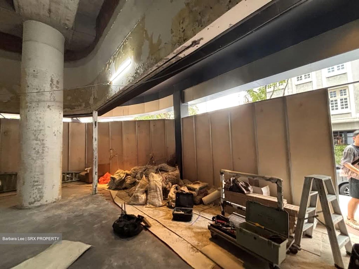 Le Hotel (D1), Retail #593646391